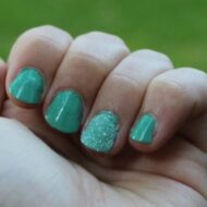 Green Glitter Accent Nail